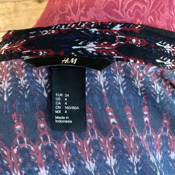 H&M Sleeveless Ikat Tribal Navy Button Blouse Sz 4 - Picture 5 of 6